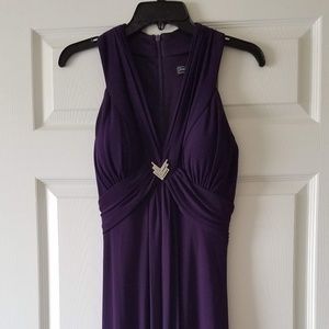 Jessica Howard Evening sleeveless V- neck dress.